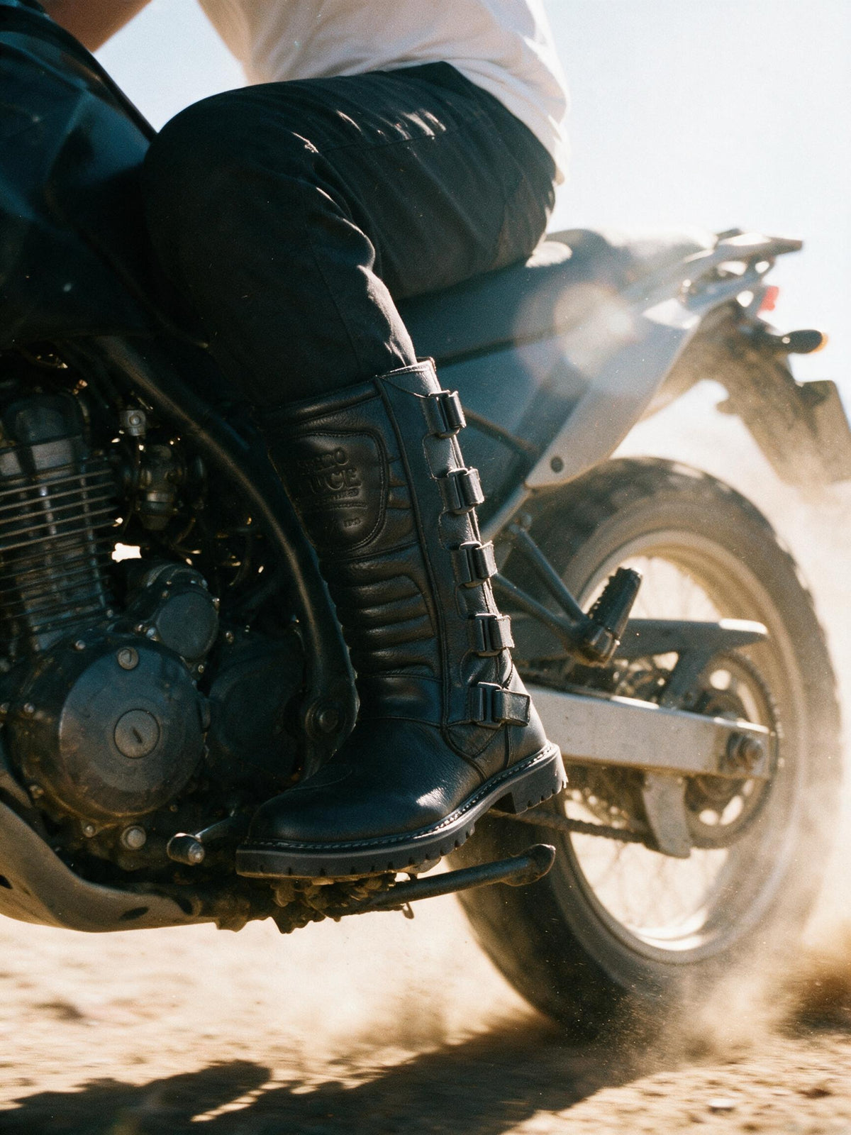Deckard biker boots — detalle lifestyle sobre motocicleta