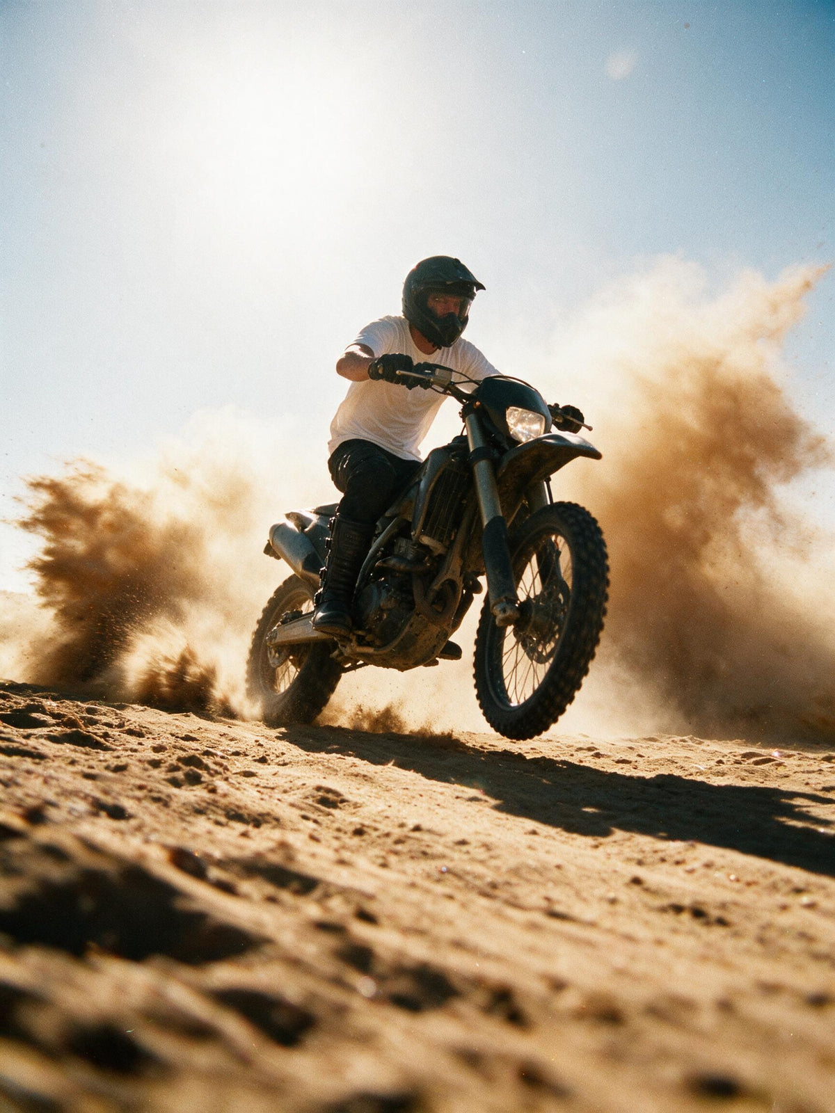 Deckard biker boots — motociclista en desplazamiento urbano