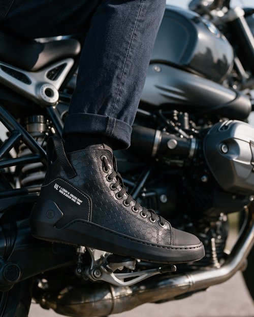 Black Venom — lifestyle sobre motocicleta — hover