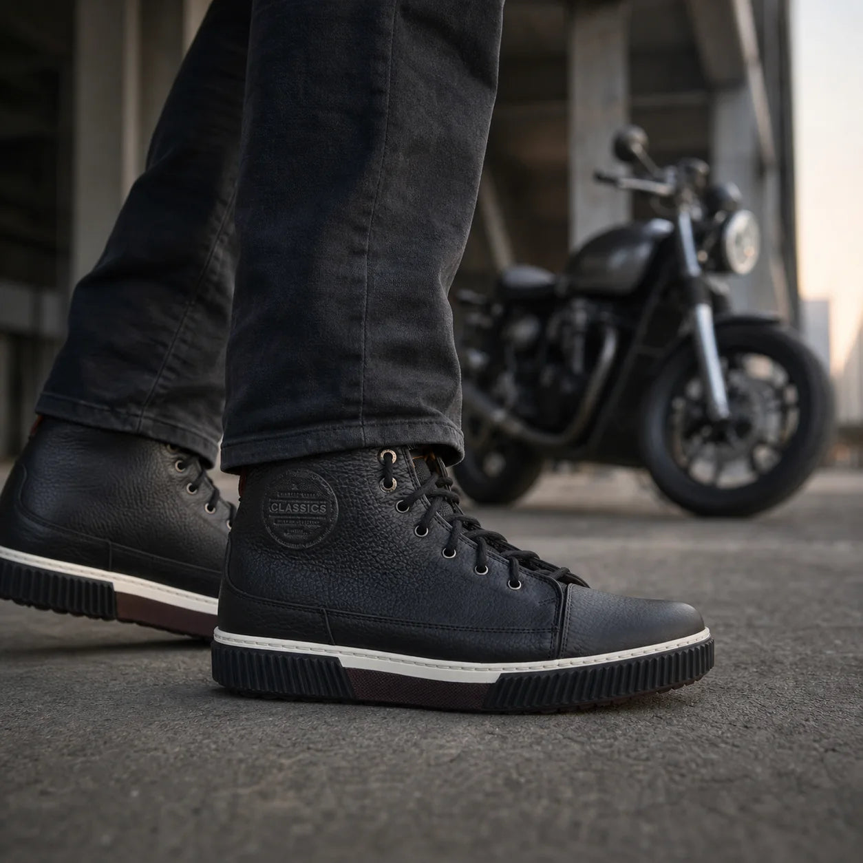 Motociclista usando tenis Bonhan Classics junto a una motocicleta